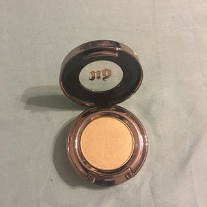 urban decay eyeshadow in vanilla.
